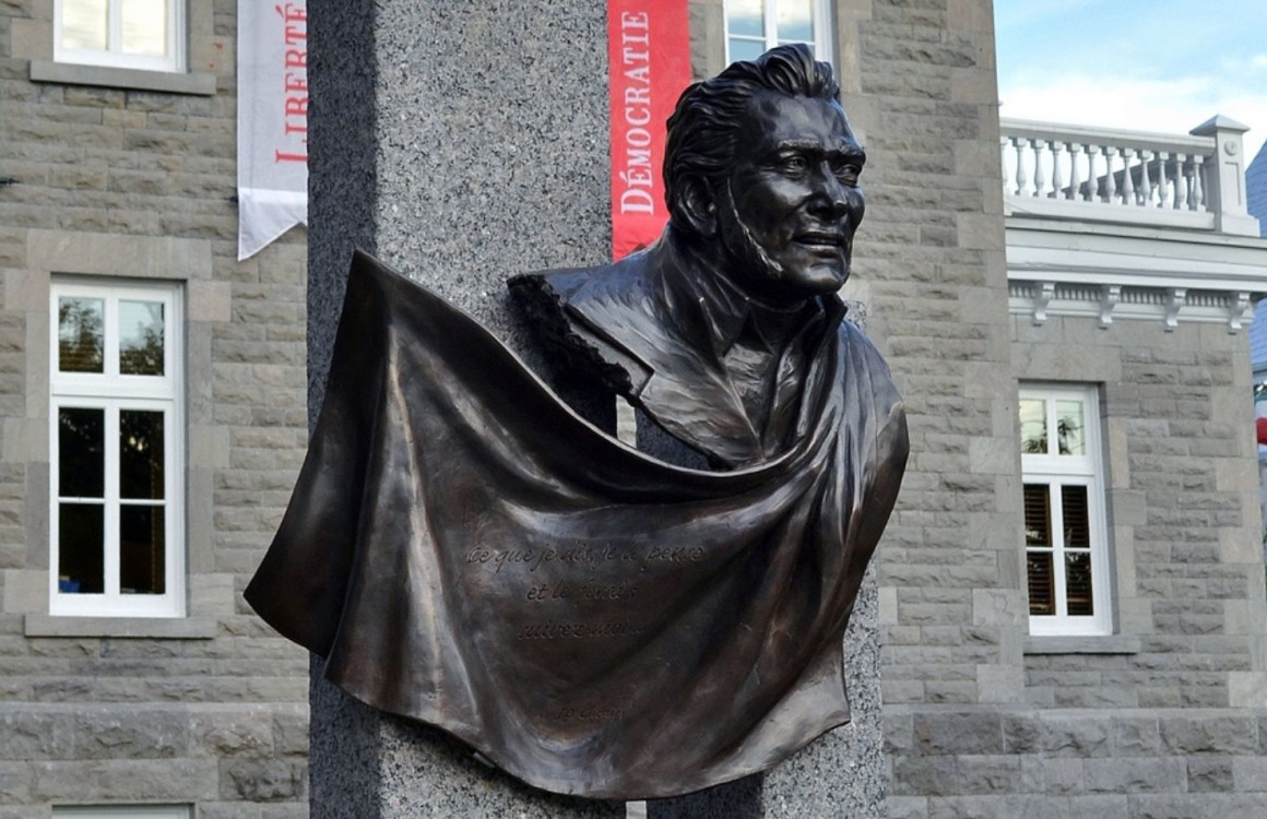 Buste Jean-Olivier Chénier sur la place des Patriotes