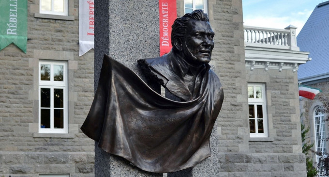 Buste Jean-Olivier Chénier sur la place des Patriotes